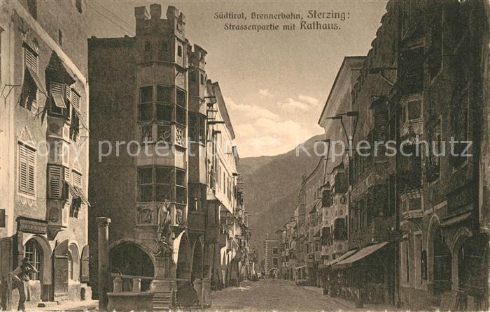 Sterzing Suedtirol Strassenpartie mit Rathaus