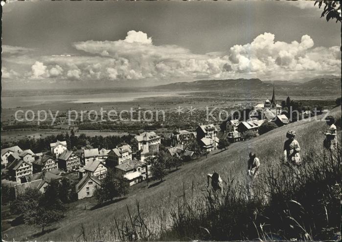 Walzenhausen AR Kinder auf der Wiese Rheindelta Bodensee