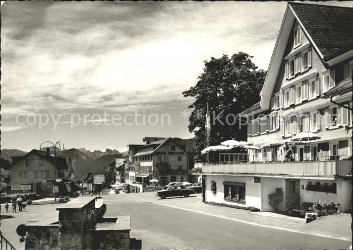 Wildhaus SG Strasse im Ort Autos