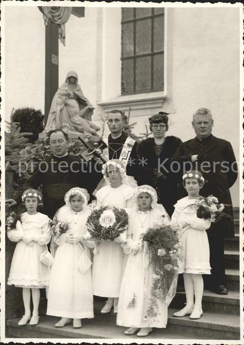 Uznach Erstkommunionskinder mit Pfarrer