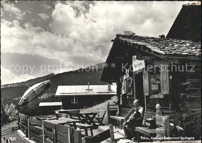 Flims Waldhaus Restaurant Spalegna Mann mit Akordeon