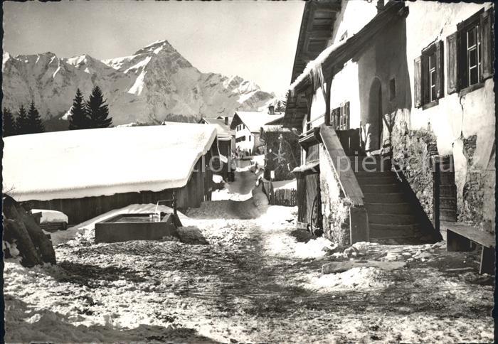Flerden Dorfpartie verschneit am Heinzenberg mit Piz Beverin