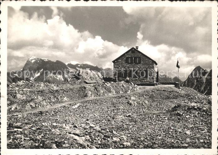 Cavardirashuette Huette mit Toedimassiv