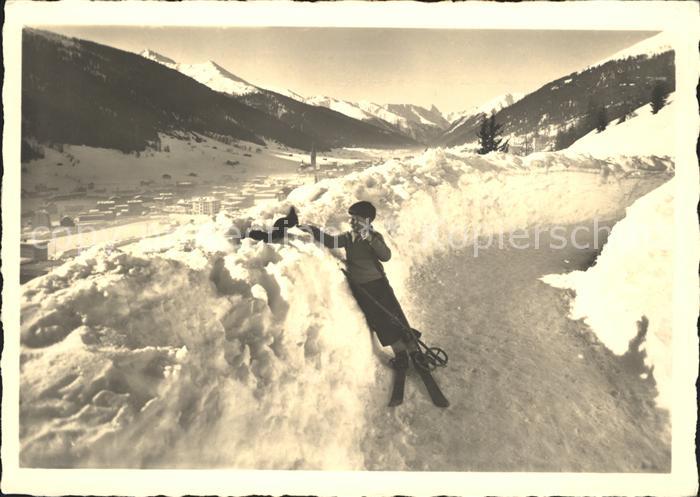 Davos GR Hohe Promenade Kind auf Ski mit Eichhoernchen