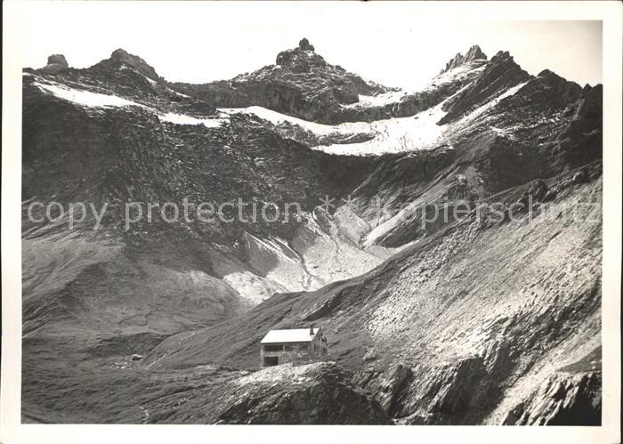 Elm GL SAC Clubhuette Martinsmaad mit Gletscherhorn Zwoelfihoerner Schutzhuette