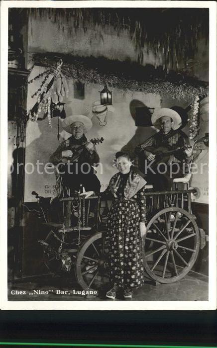 Lugano TI Chez Nino Bar Musiker im Leiterwagen Saengerin