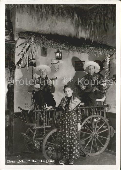 Lugano TI Chez Nino Bar Musiker im Leiterwagen mit Saengerin