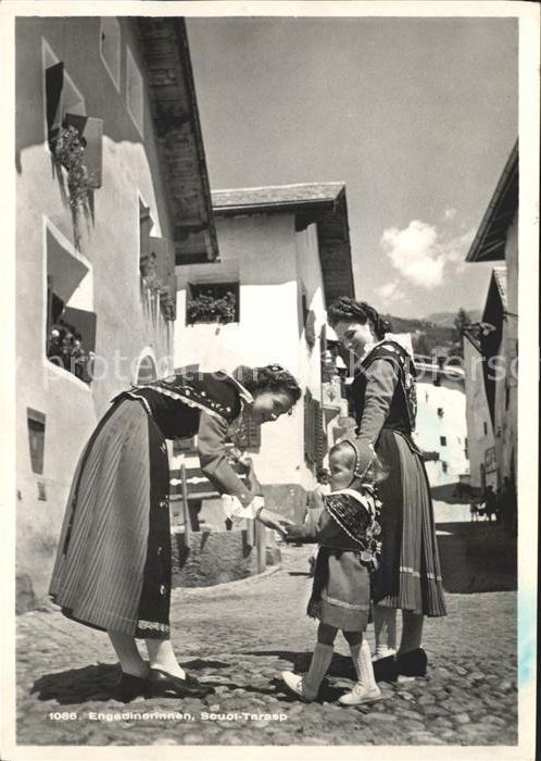 Tarasp Engadinerinnen Trachten