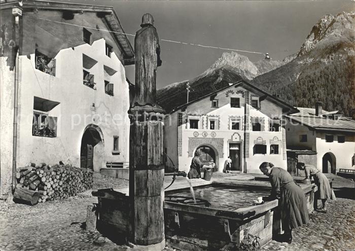 Bad Scuol Dorfplatz Waschfrauen am Dorfbrunnen