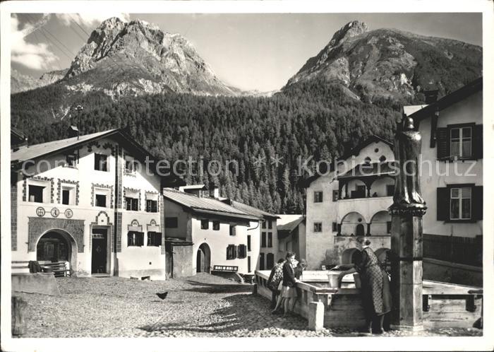 Schuls GR Dorfplatz in Scuol Dorfbrunnen