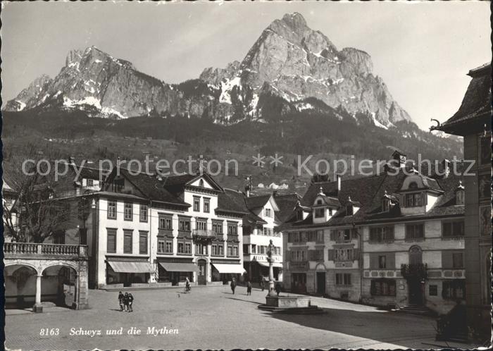 Schwyz Platz Brunnen und Myhten