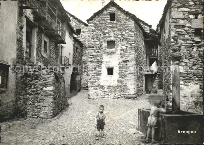 Arcegno Brunnen Haeuser Kinder