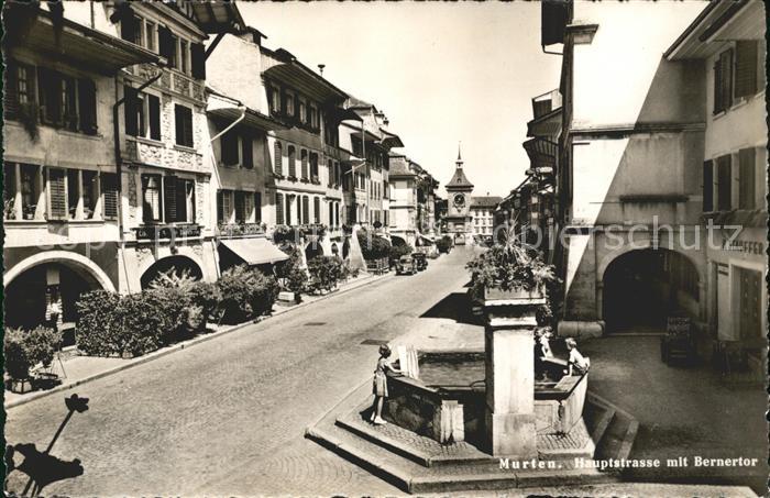 Murten Morat Hauptstr mit Bernertor Brunnen