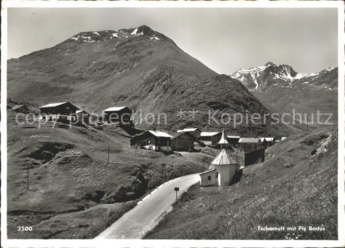 Tschamutt Graubuenden Gesamtansicht mit Piz Badus Gotthardmassiv
