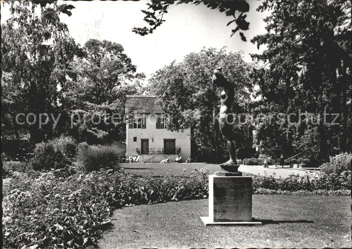 Winterthur Stadtgarten mit Barockhaeuschen und Skulptur