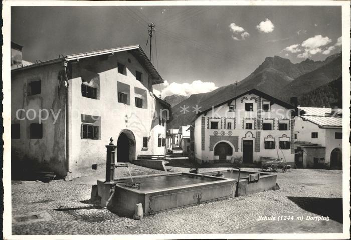 Schuls GR Dorfpaltz mit Brunnen