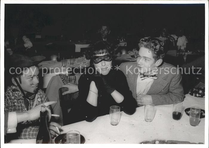 Toess Faschingsfeier Frau mit Maske