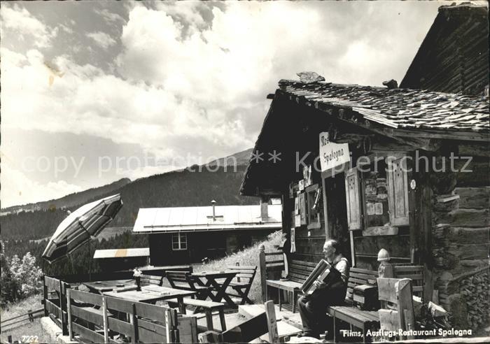 Flims Waldhaus Restaurant Spalegna Mann mit Akordeon