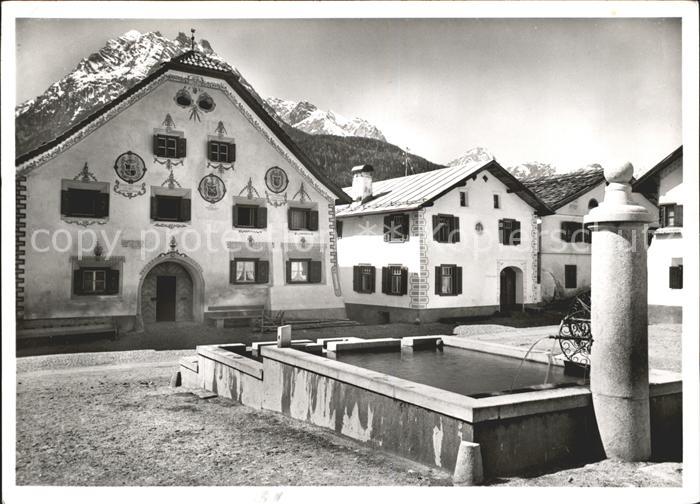 Scuol Dorfpartie mit Brunnen