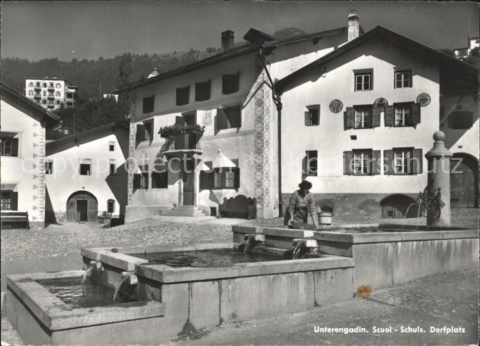 Schuls GR Dorfpartie mit Brunnen Waschfrau