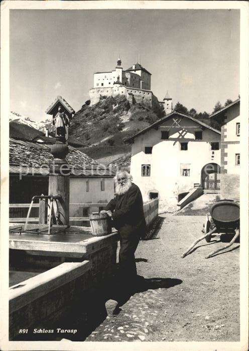 Tarasp Dorfpartie Brunnen Schloss alter Mann