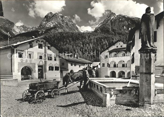 Scuol Dorfplatz Brunnen Pferdefuhrwerk Piz Lischana St. Jon Sesvennagruppe