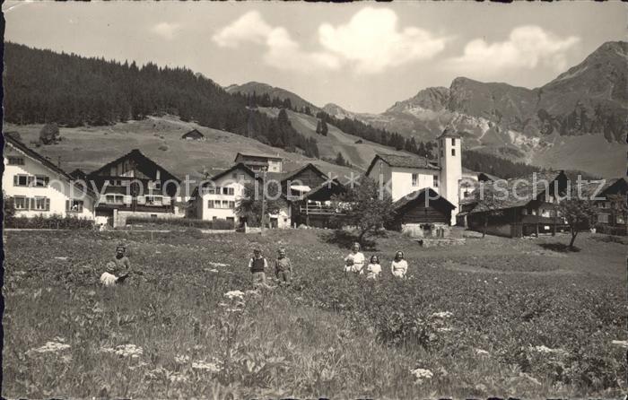 Molare Kinder in der Wiese