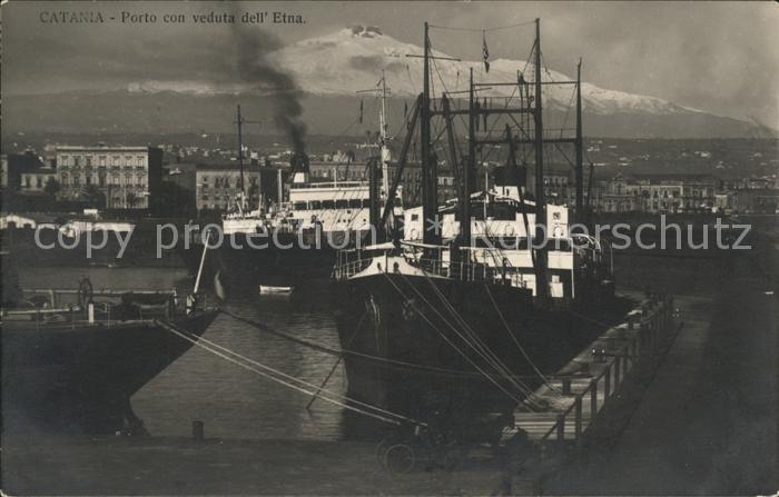 Catania Porto con veduta dell Etna