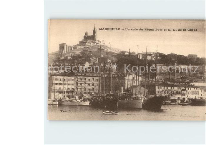 Marseille Bouches-du-Rhone Un coin du Vieux Port et ND de la Garde