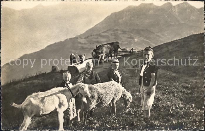 Ziege Kinder Trachten Kühe Tränke