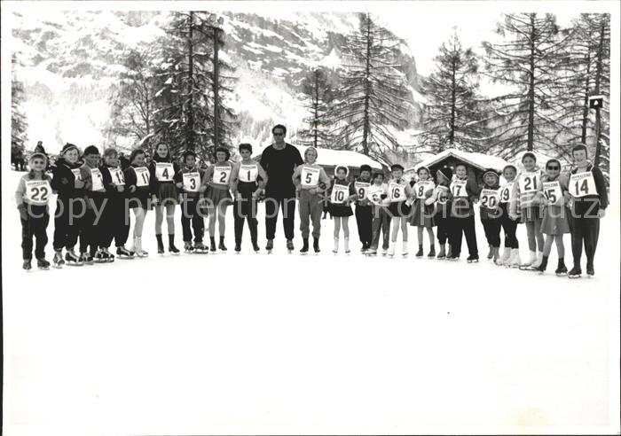 Eislaufen Schlittschuhlaufen Kinder Gruppenfoto Flims-Waldhaus