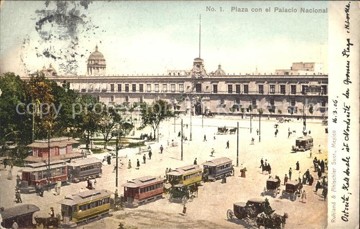 Mexico City Plaza con el Palacio Nacional Strassenb