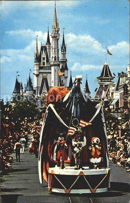 Disney World Mickey Mouse leads America on Parade Goofy Donald Duck