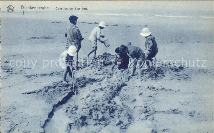 Blankenberghe Construction d un fort Sandburg Strand Kinder
