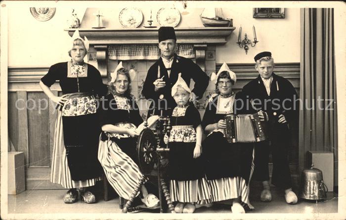 Trachten Holland Spinnrad Handharmonika Gruppenfoto Pfei
