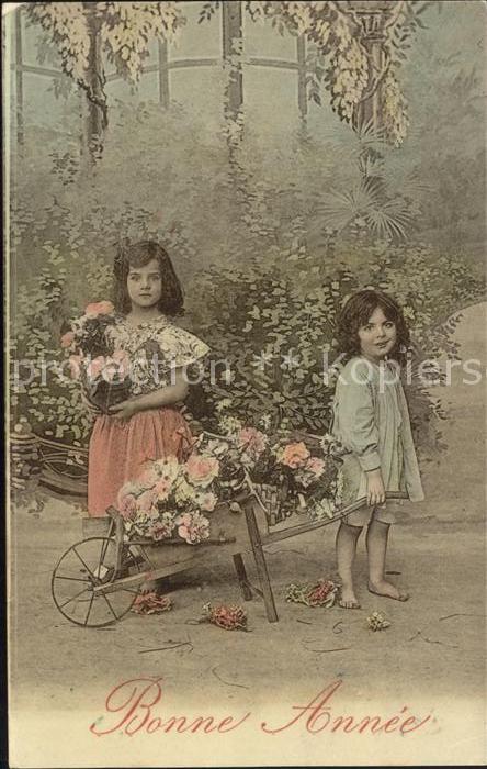 Kinder Child Enfants Mädchen Rosen Neujahr Schubkarre