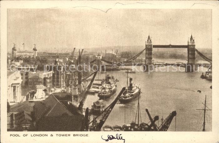 London Pool of London and Tower Bridge Thames Steamer Kran