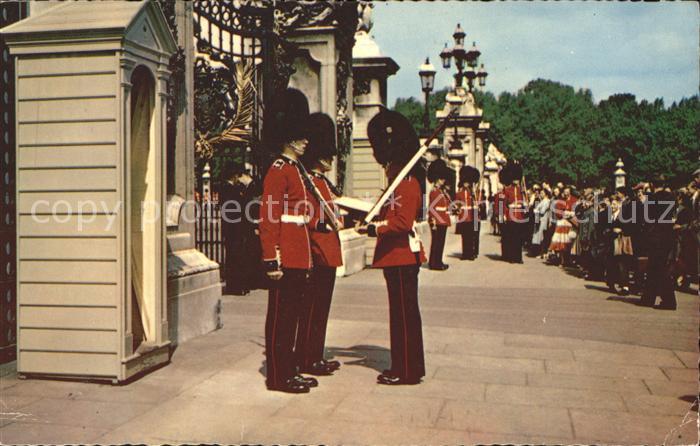 Leibgarde Wache Changing the Guard Buckingham Palace Lo