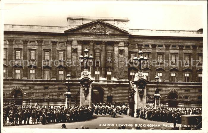 Leibgarde Wache Guards leaving Buckingham Palace London