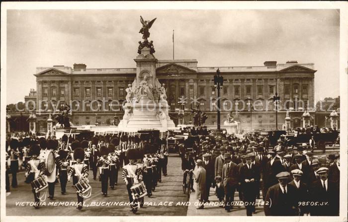 London Victoria Memorial Buckingham Palace and Guards Valentine's Post Card