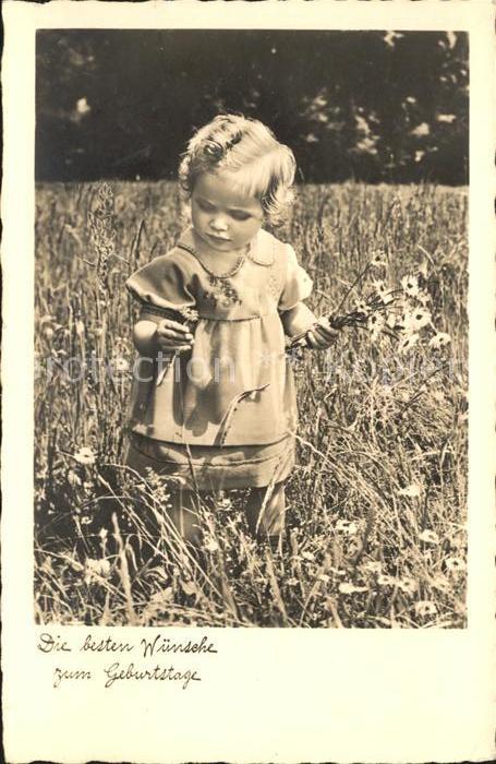 Foto NPG Nr. 3504 Kind Blumen Wiese Geburtstag