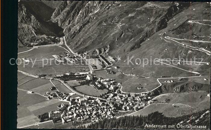 Andermatt mit Oberalpstrasse