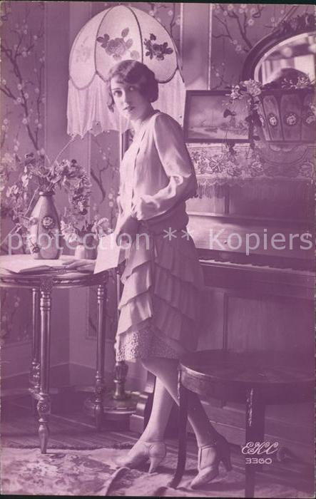 Foto EKC Nr. 3360 Frau Blumen Brief Lampe