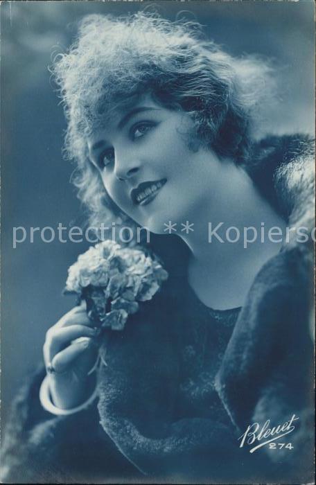 Foto Bleuet Paris Nr. 274 Frau Pelzmantel Blumen