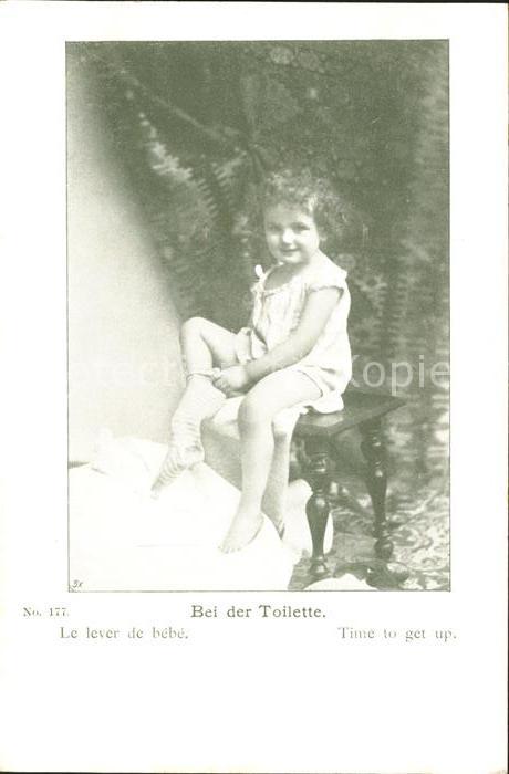 Kinder Child Enfants Bei der Toilette La lever de bebe