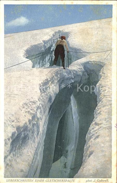 Foto Gaberell J. Nr. 1884 Überschreiten einer Gletscherspalt
