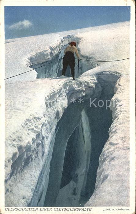 Bergsteigen Klettern ueberschreiten einer Gletscherspalte Foto-J.-Gaberell-Nr. 1