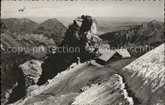 Hohtuerlihuette mit Niesen Thunersee und Dreispitz