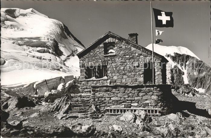 Tierberglihuette mit Sustenhorn Vorder und Hinter Tierberg