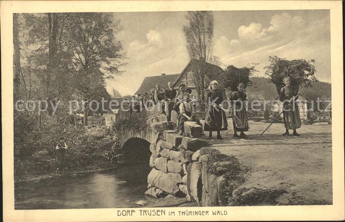 Thueringen Region Dorf Trusen im Thueringer Wald Bauern beim Reisigsammeln